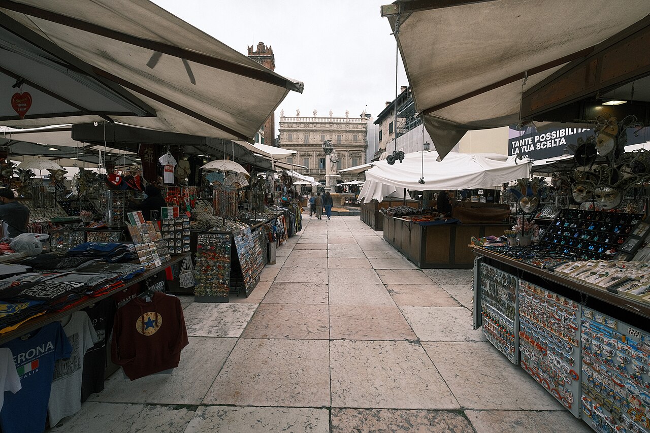 Il mercato di Piazza delle Erbe a Verona